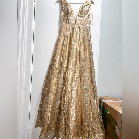 Gold color size fit 2-4 - Picture 2 of 3